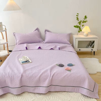 couette ete violette sur lit vue face