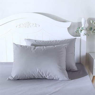 deux taie d oreiller gris sur draps