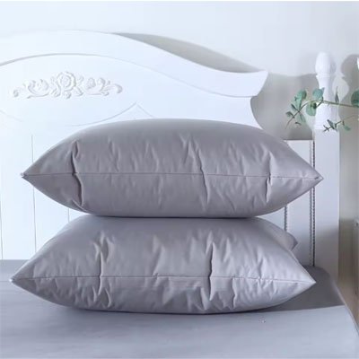 deux taie d oreiller gris sur lit