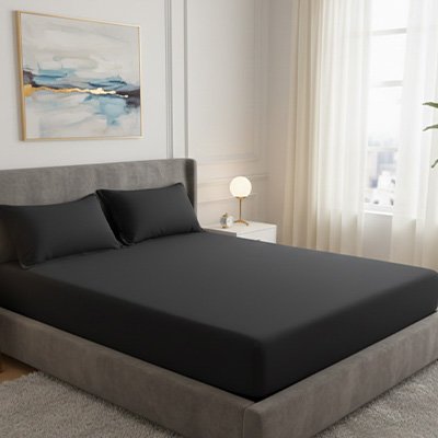 housse de matelas noir sur lit