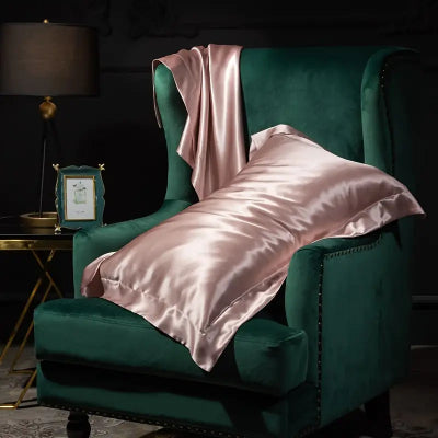 taie d oreiller satin rose sur fauteuil