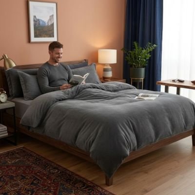 Homme lit assis sous housse de couette flanelle gris fonce