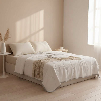 couette ete blanche sur lit chambre