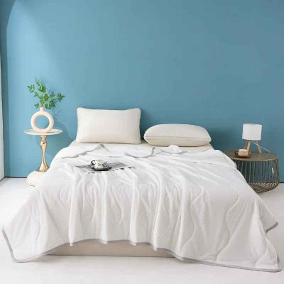 couette ete blanche sur lit