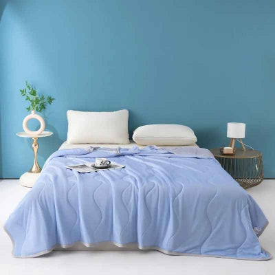 couette ete bleue sur lit