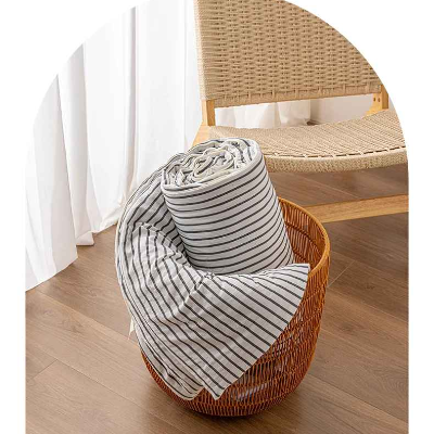 couette ete enroule dans panier