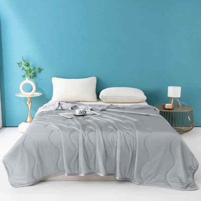 couette ete grise sur lit