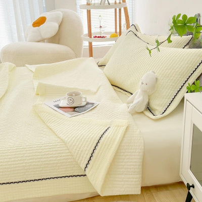 couette ete jaune sur lit vue cote