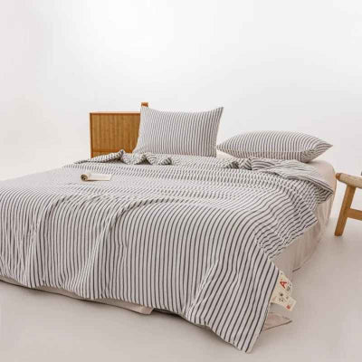 couette ete lignes noires sur lit