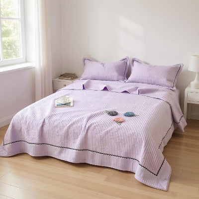couette ete sur lit violet