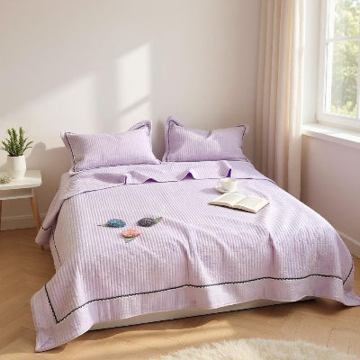 couette ete violette sur lit