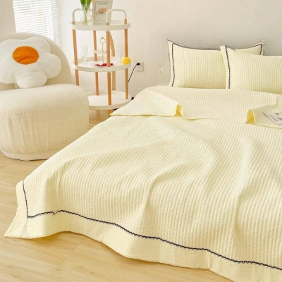 coutte ete jaune sur lit