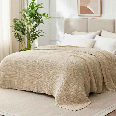 couverture beige placee sur lit