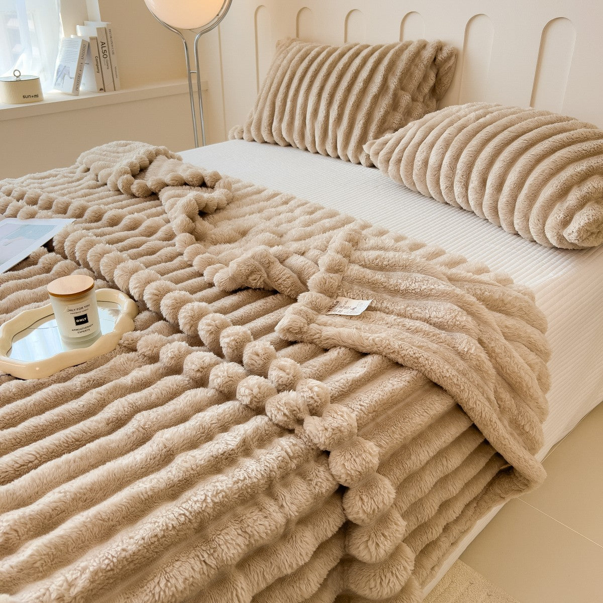 couverture beige sur lit