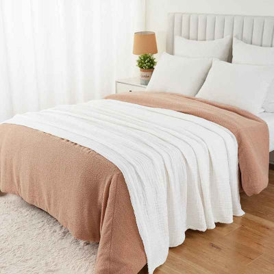 couverture blanche sur lit vue cote
