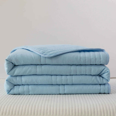 couverture bleue pliee