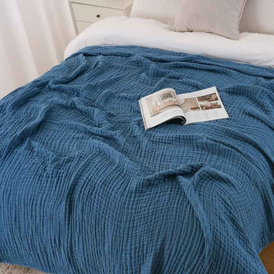 couverture bleue sur lit