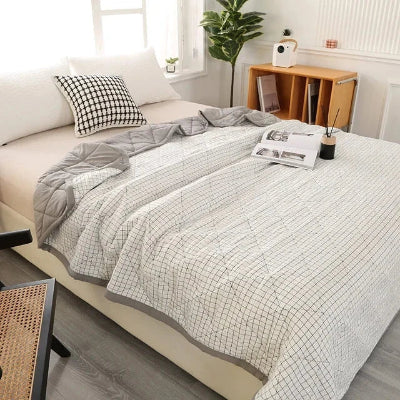 couverture ete grise sur lit vue cote
