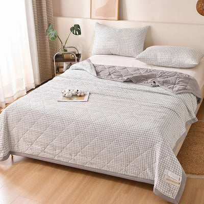 couverture ete grise sur lit