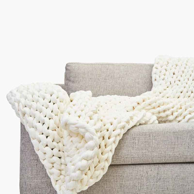 couverture lestee blanche sur canape