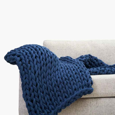 couverture lestee bleu fonce sur canape