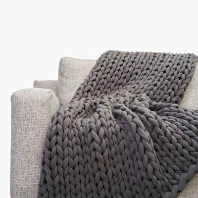 couverture lestee gris fonce sur canape