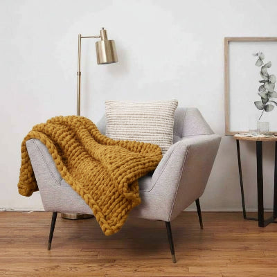couverture lestee jaune sur fauteuil