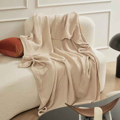couverture mousseline beige sur canape