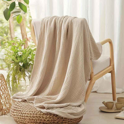 couverture mousseline beige sur chaise