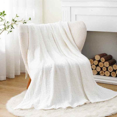 couverture mousseline blanche sur fauteuil