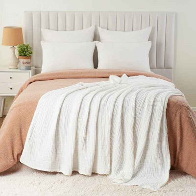 couverture mousseline blanche sur lit vue face