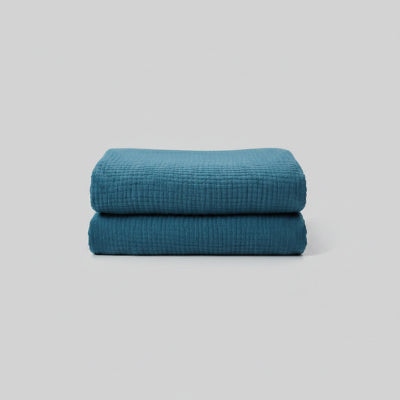 couverture mousseline bleue pliee