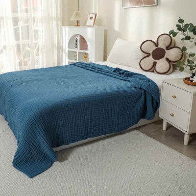 couverture mousseline bleue  sur lit