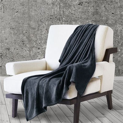 couverture polaire gris sur fauteuil