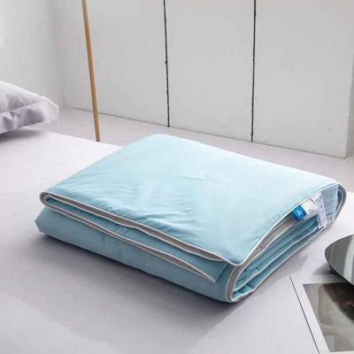 couverture rafraichissante bleue pliee