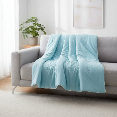 couverture rafraichissante bleue sur canape