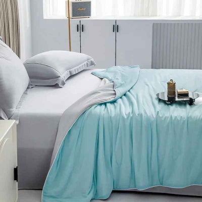 couverture rafraichissante bleue sur lit vue cote
