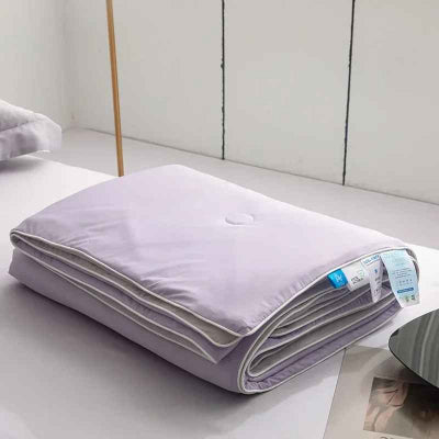 couverture rafraichissante mauve pliee
