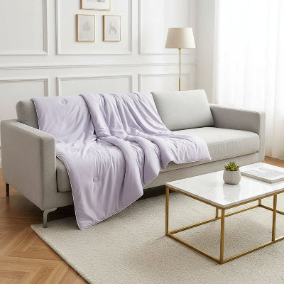 couverture rafraichissante mauve sur canape