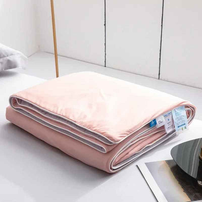 couverture rafraichissante rose pliee