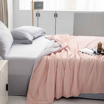 couverture rafraichissante rose sur lit vue cote