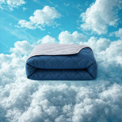 couverture refroidissante bleue pliee