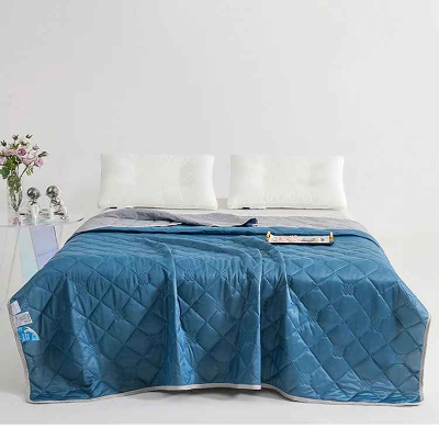 couverture refroidissante bleue sur lit