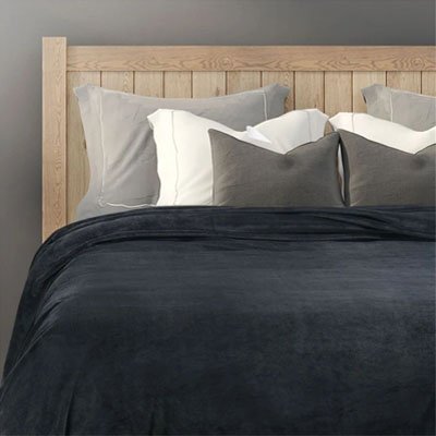 couverute polaire gris sur lit