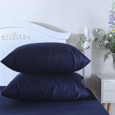 deux taie d oreiller bleu sur un lit blanc