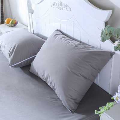 deux taie d oreiller sur lit blanc