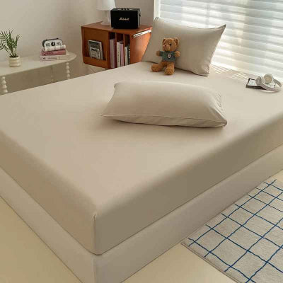drap housse beige sur lit vue cote