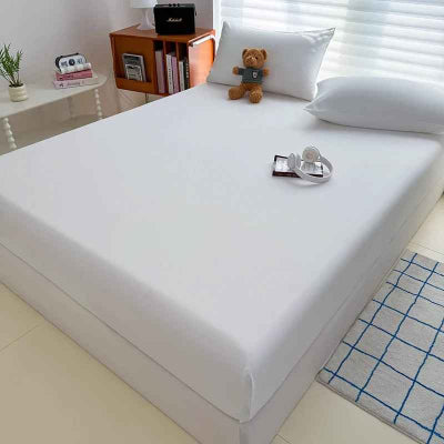 drap housse blanc sur lit vue cote