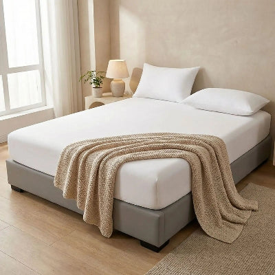 drap housse blanc sur matelas lit