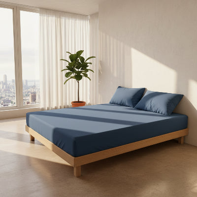 drap housse bleu foncer sur lit